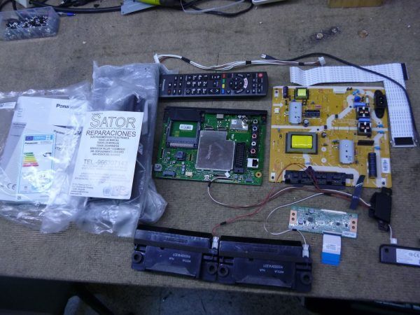 Panasonic TX-32CS510E (2)