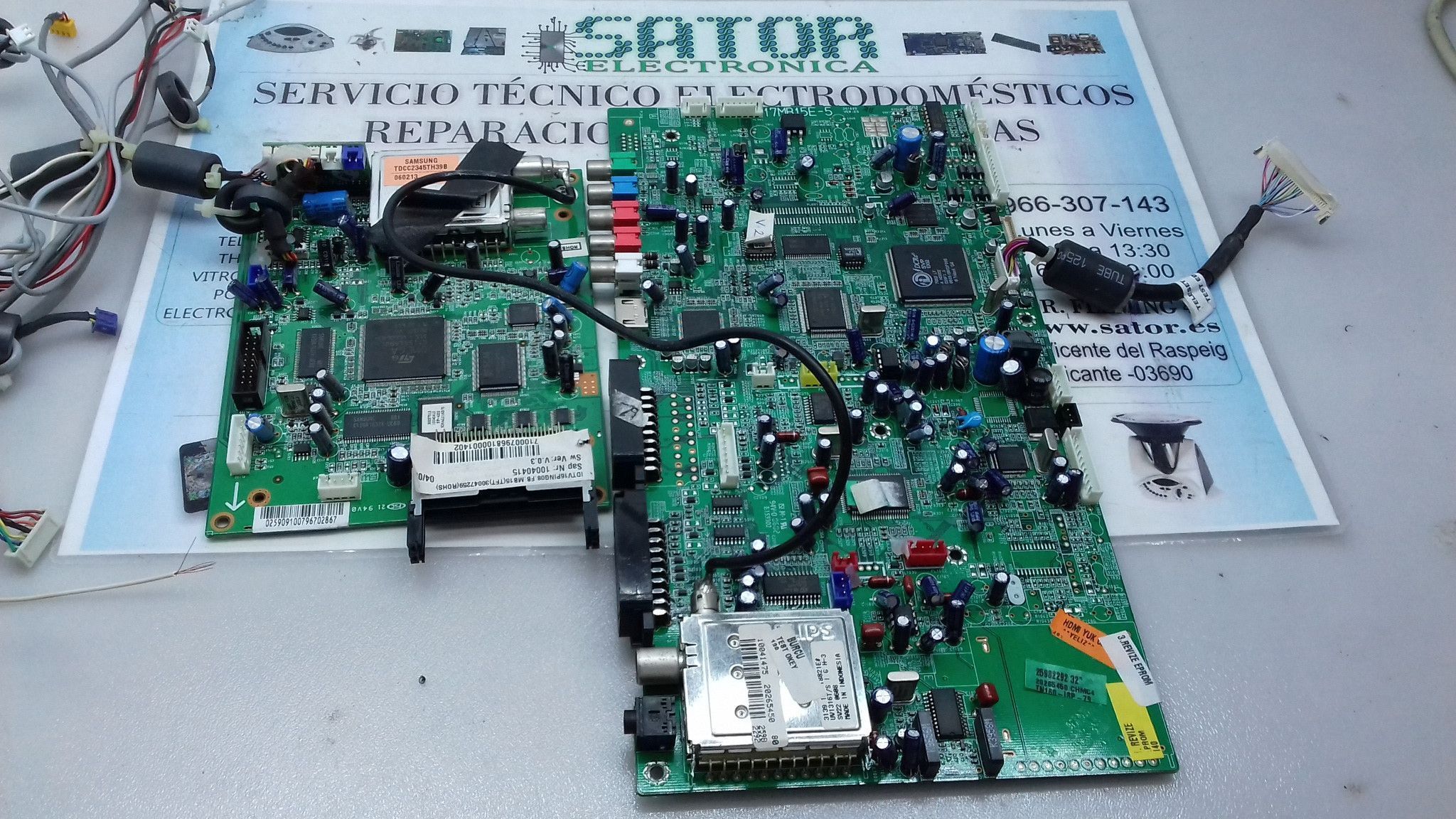 Placa main 17MB15E-5TELEVISION SCHNEIDER STFT3260