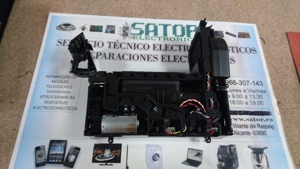 MOTOR DE CEPILLO CENTRAL Y ASPIRACIÓN ROOMBA E5 (detras)
