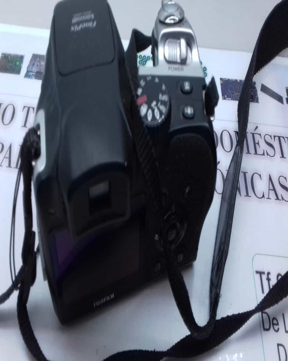 Fujifilm FinePix S8000fd Trasera
