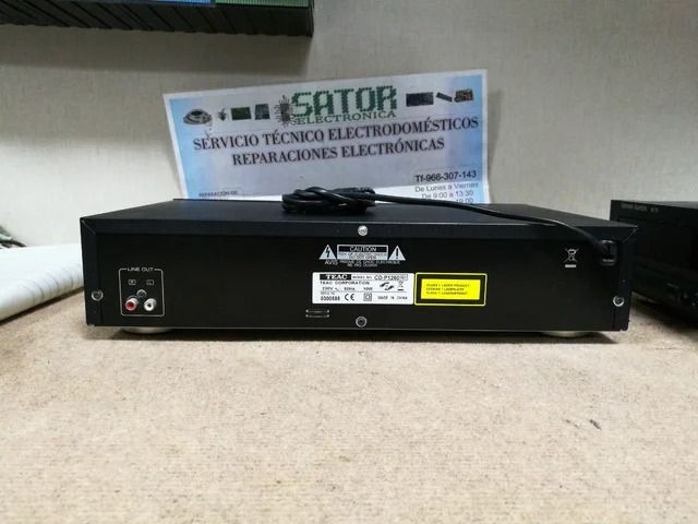 TEAC Compact Disc Player CD-P1260 trasera
