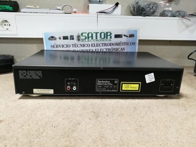 Technics Compact Disc Player SL-P212A trasera