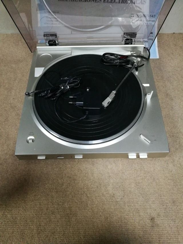 Tocadiscos Denon Turntable DP-200USB abierto