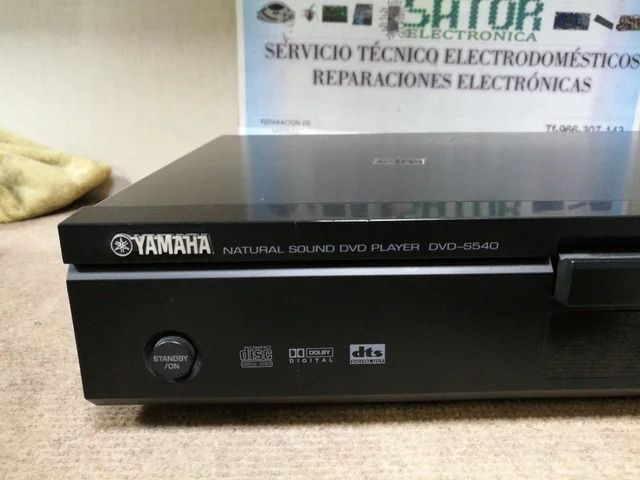Yamaha Natural Sound DVD Player DVD-S540 delantero lateral izquierdo
